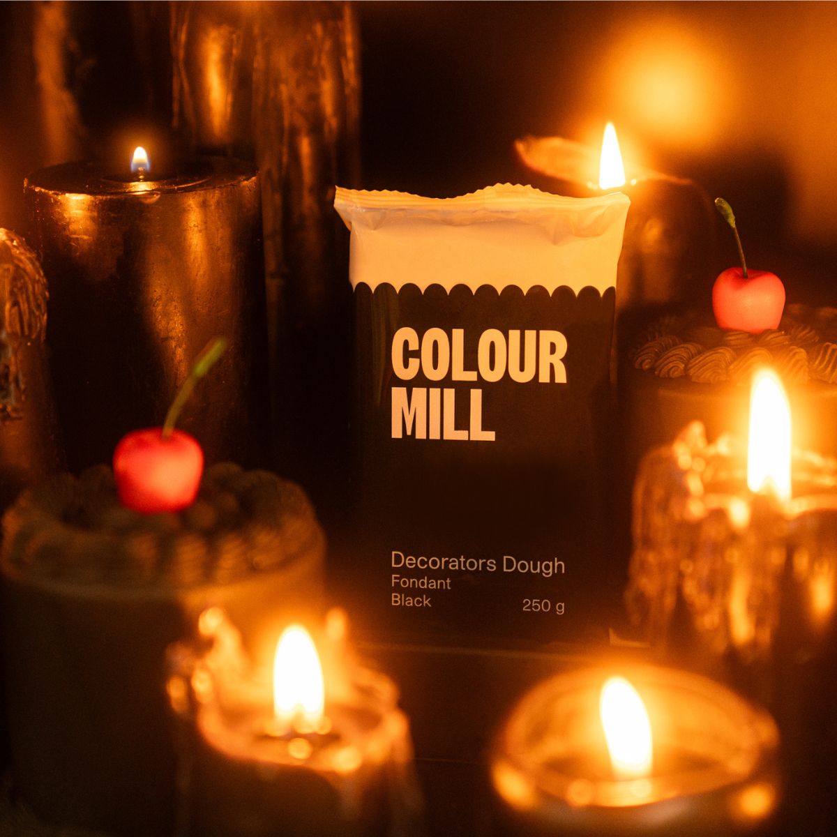 Colour Mill Pâte à Sucre Decorators Dough Noir 250g