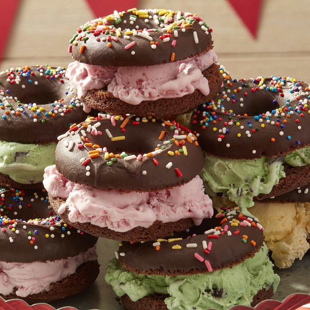 Chocolade donut ijs sandwiches