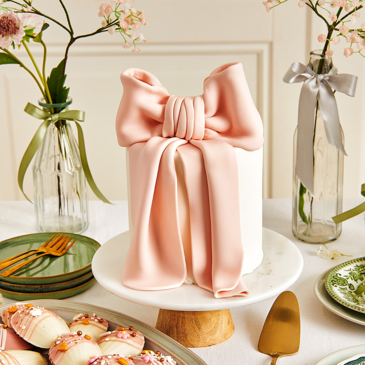 Taart met fondantstrik