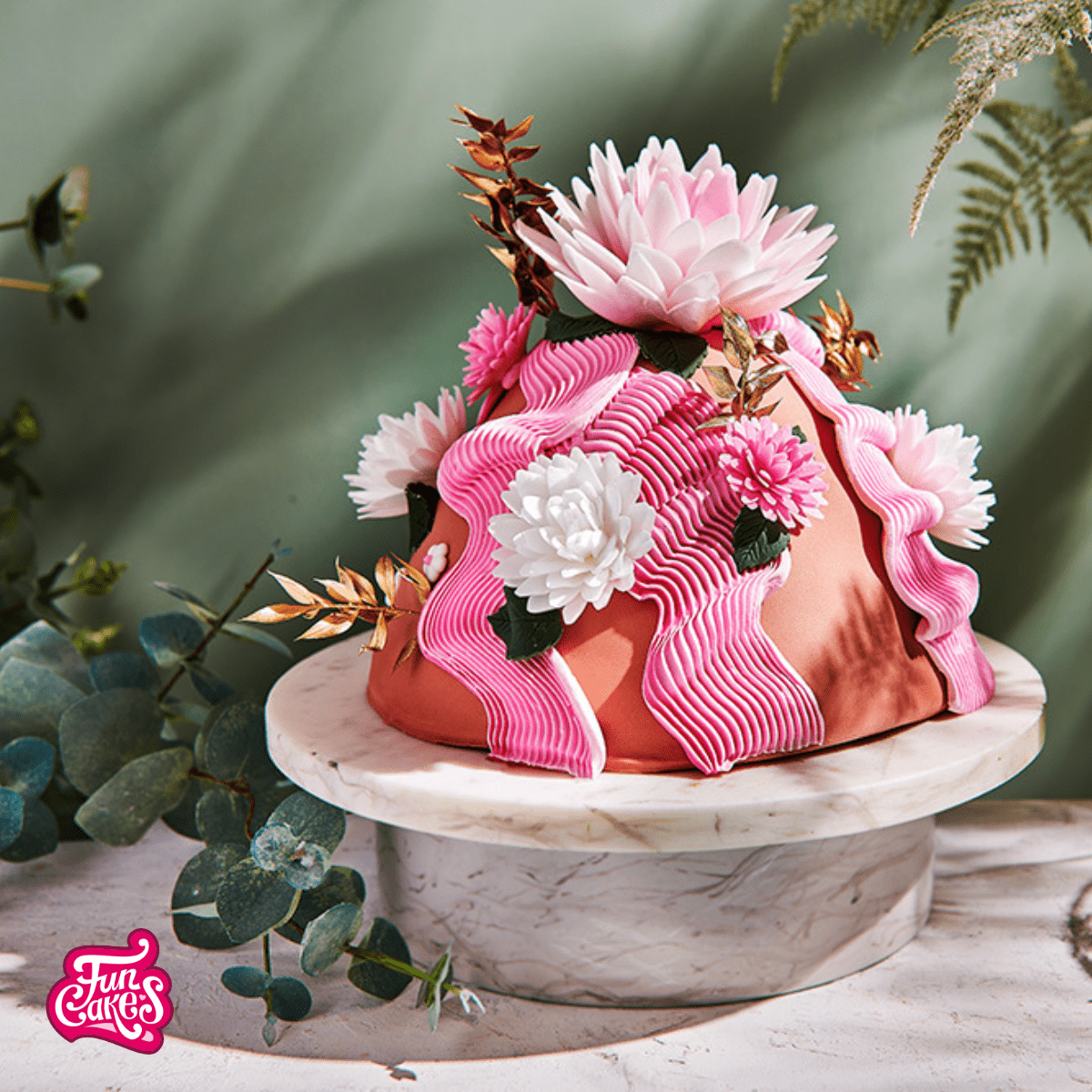 Dome taart met eetbare bloemen