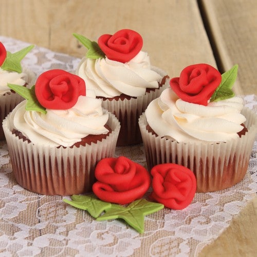 Red velvet cupcakes met roosjes