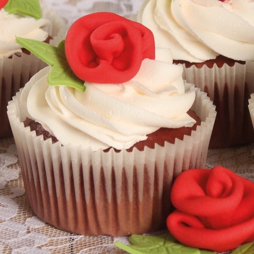 Red velvet cupcakes met roosjes
