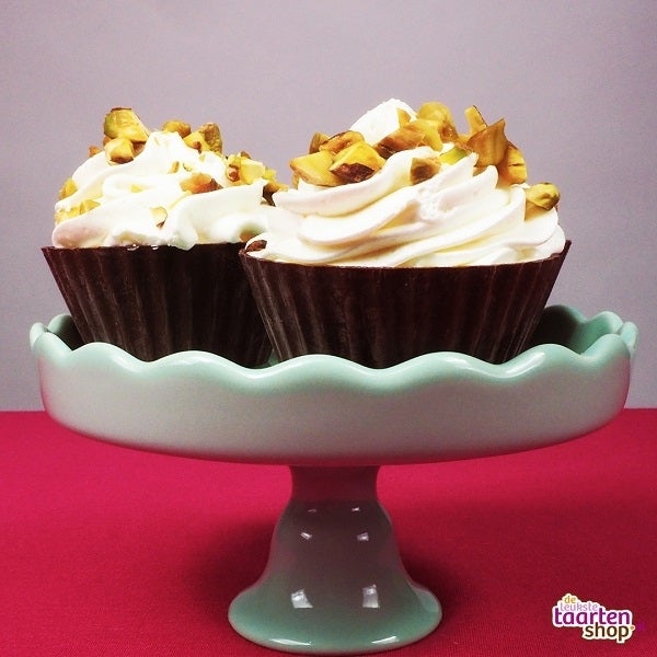 Witte chocolade mousse in chocoladebakjes 